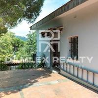 Дом на второй линии моря/озера, в пригороде в Испании, Каталония, Жирона, 300 кв.м.