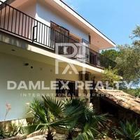 Дом на второй линии моря/озера, в пригороде в Испании, Каталония, Жирона, 300 кв.м.