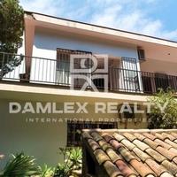 Дом на второй линии моря/озера, в пригороде в Испании, Каталония, Жирона, 300 кв.м.