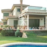 Villa in Spain, Catalunya, Girona, 375 sq.m.