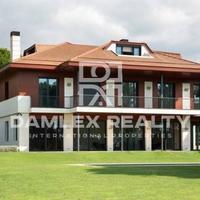 Вилла в пригороде в Испании, Каталония, Барселона, 1001 кв.м.