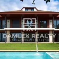 Вилла в пригороде в Испании, Каталония, Барселона, 1001 кв.м.