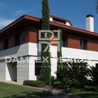 Вилла в пригороде в Испании, Каталония, Барселона, 1001 кв.м.