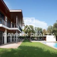 Вилла в пригороде в Испании, Каталония, Барселона, 1001 кв.м.