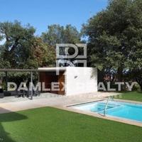 Вилла в пригороде в Испании, Каталония, Барселона, 1001 кв.м.