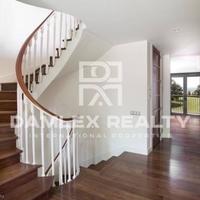 Вилла в пригороде в Испании, Каталония, Барселона, 1001 кв.м.