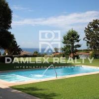 Вилла в пригороде в Испании, Каталония, Барселона, 1001 кв.м.