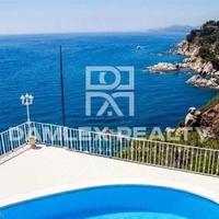 Вилла на первой линии моря/озера в Испании, Каталония, Жирона, 380 кв.м.