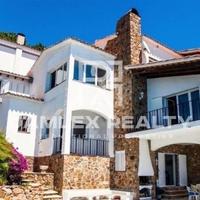 Вилла на первой линии моря/озера в Испании, Каталония, Жирона, 380 кв.м.