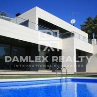 Villa in Spain, Catalunya, Girona, 321 sq.m.