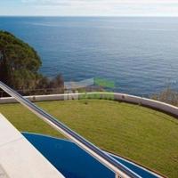 House at the first line of the sea / lake in Spain, Catalunya, Girona, 352 sq.m.