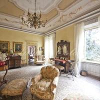 Вилла в центре города, на первой линии моря/озера в Италии, Варезе