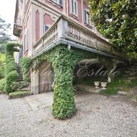 Вилла в центре города, на первой линии моря/озера в Италии, Варезе