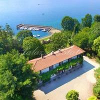 Вилла в центре города, на первой линии моря/озера в Италии, Варезе