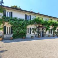 Вилла в центре города, на первой линии моря/озера в Италии, Варезе