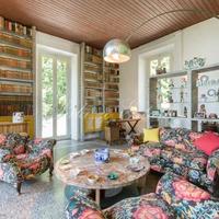 Вилла в центре города, на первой линии моря/озера в Италии, Варезе