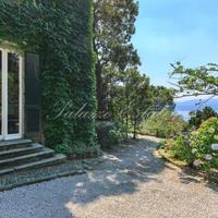 Вилла в центре города, на первой линии моря/озера в Италии, Варезе