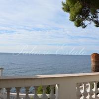 Вилла на первой линии моря/озера в Италии, Вентимилья