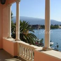 Вилла в центре города, на первой линии моря/озера в Италии, Гарда, 435 кв.м.