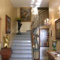 Вилла в центре города, на первой линии моря/озера в Италии, Гарда, 435 кв.м.