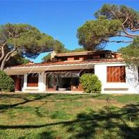 Villa at the first line of the sea / lake in Italy, Pienza, 650 sq.m.