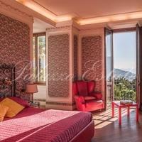 Villa in the city center in Italy, Varese, 800 sq.m.