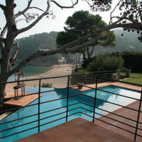 Дом на первой линии моря/озера в Испании, Каталония, Жирона, 850 кв.м.