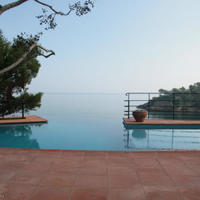 Дом на первой линии моря/озера в Испании, Каталония, Жирона, 850 кв.м.