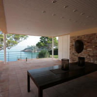 Дом на первой линии моря/озера в Испании, Каталония, Жирона, 850 кв.м.