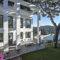 House at the first line of the sea / lake in Spain, Catalunya, Girona, 292 sq.m.