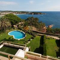 Apartment at the first line of the sea / lake in Spain, Catalunya, Girona, 130 sq.m.