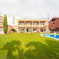 Вилла в центре города в Испании, Каталония, Багур, 463 кв.м.