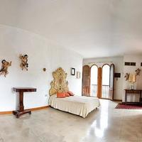 Дом в центре города в Испании, Каталония, Багур, 1000 кв.м.