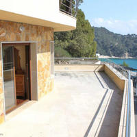 Дом на первой линии моря/озера в Испании, Каталония, Жирона, 190 кв.м.