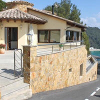 Дом на первой линии моря/озера в Испании, Каталония, Жирона, 190 кв.м.