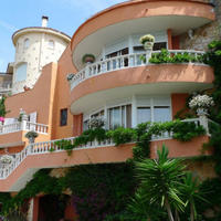 Дом на первой линии моря/озера в Испании, Каталония, Жирона, 420 кв.м.